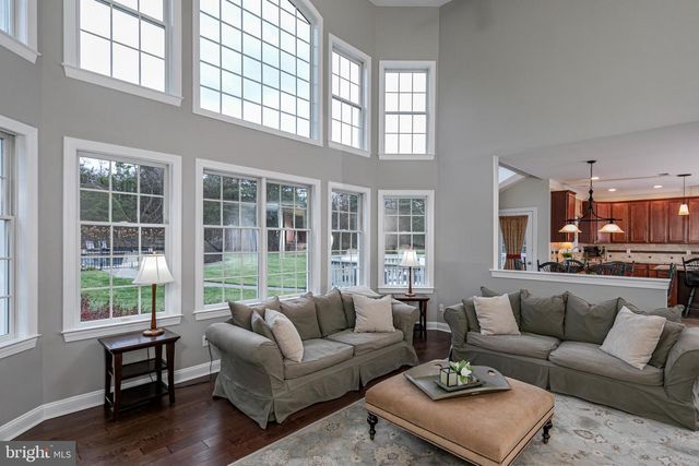 10 CAROLINE DR, Princeton, NJ 08540