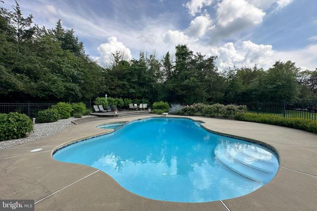 10 CAROLINE DR, Princeton, NJ 08540