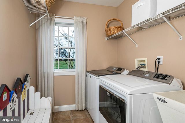 10 CAROLINE DR, Princeton, NJ 08540