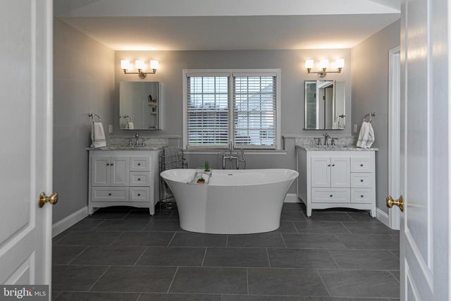 10 CAROLINE DR, Princeton, NJ 08540