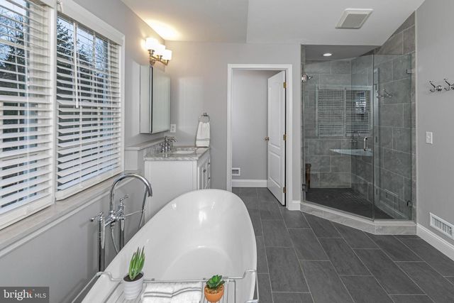 10 CAROLINE DR, Princeton, NJ 08540