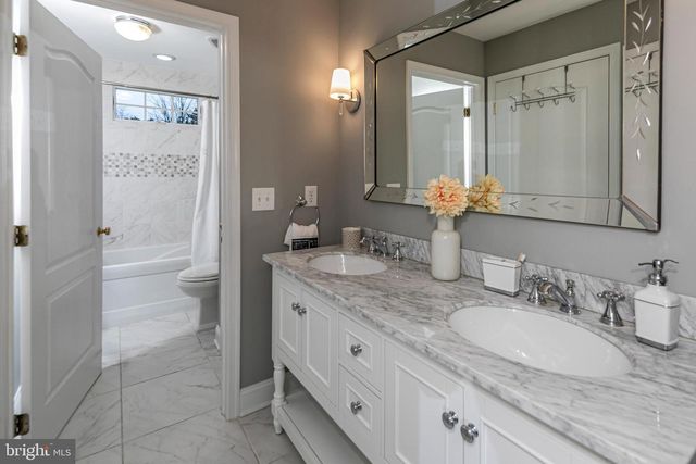 10 CAROLINE DR, Princeton, NJ 08540