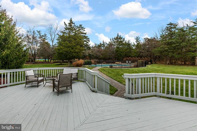10 CAROLINE DR, Princeton, NJ 08540