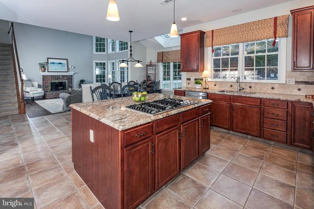 10 CAROLINE DR, Princeton, NJ 08540
