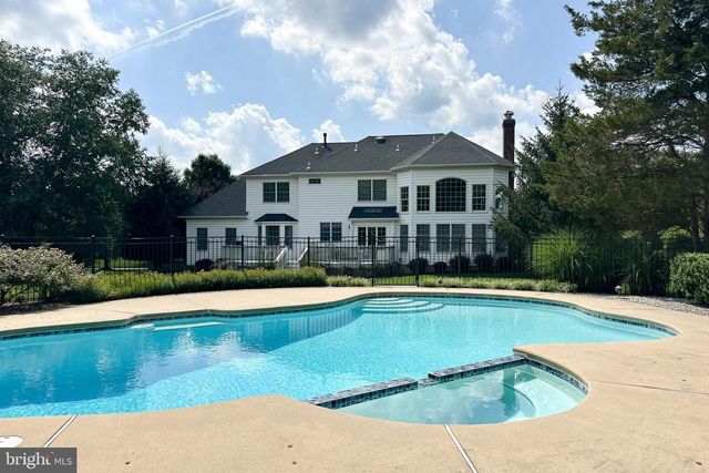 10 CAROLINE DR, Princeton, NJ 08540