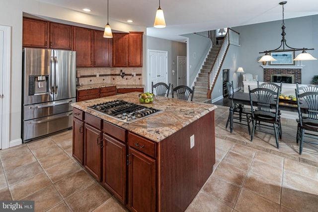 10 CAROLINE DR, Princeton, NJ 08540