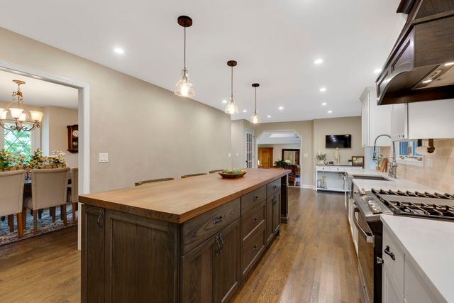 1211 S Grove Avenue, Barrington, IL 60010