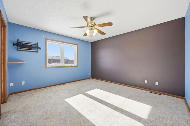 1037 39th Avenue W, West Fargo, ND 58078