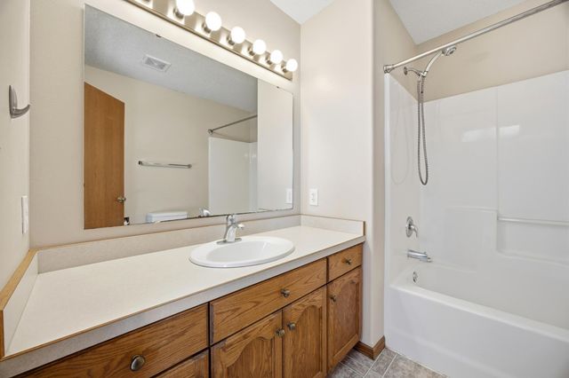 1037 39th Avenue W, West Fargo, ND 58078