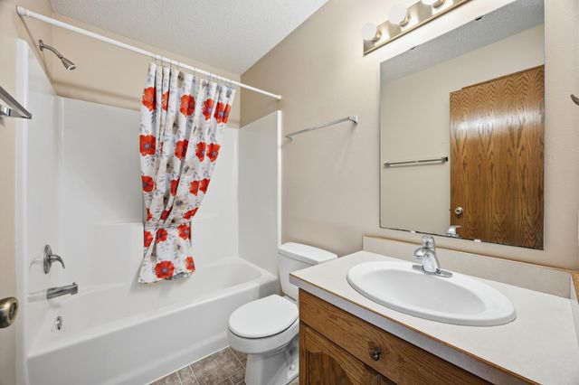 1037 39th Avenue W, West Fargo, ND 58078