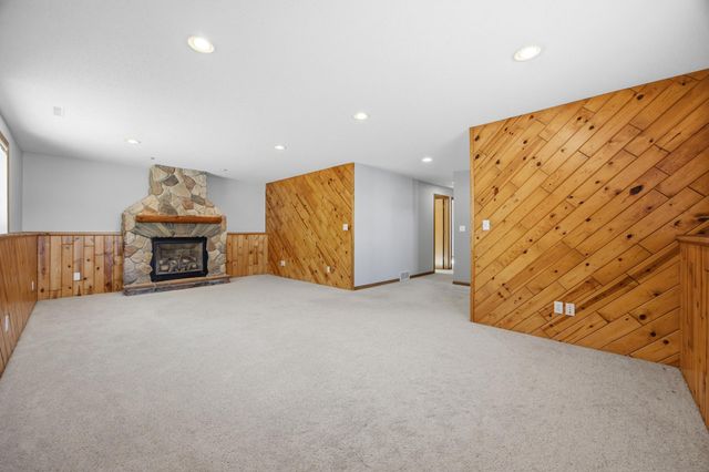 1037 39th Avenue W, West Fargo, ND 58078