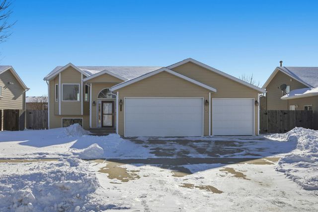 1037 39th Avenue W, West Fargo, ND 58078