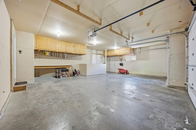 1037 39th Avenue W, West Fargo, ND 58078