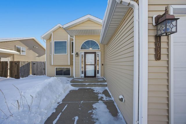 1037 39th Avenue W, West Fargo, ND 58078