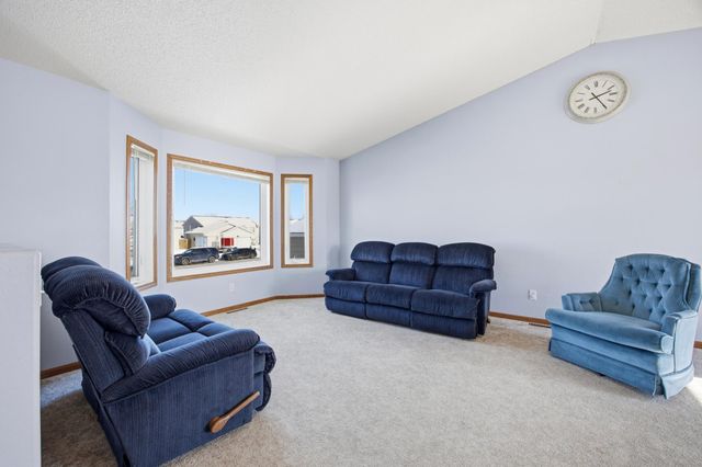 1037 39th Avenue W, West Fargo, ND 58078