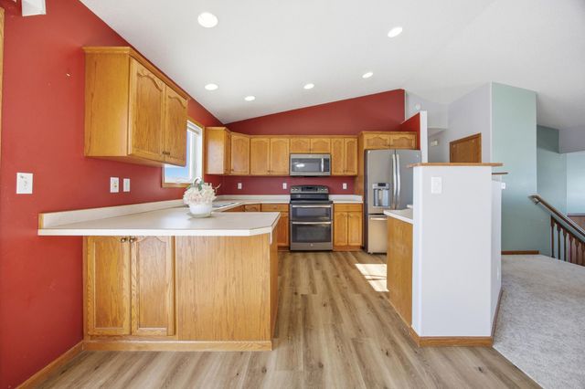 1037 39th Avenue W, West Fargo, ND 58078