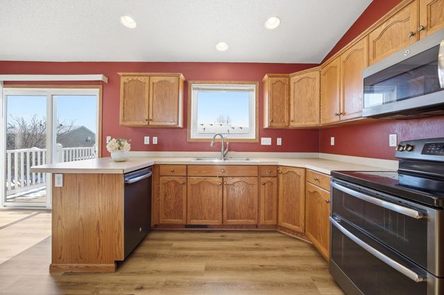 1037 39th Avenue W, West Fargo, ND 58078