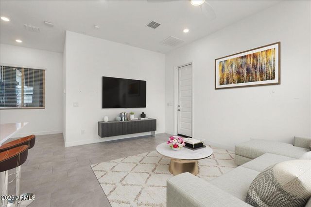 2513 E PLEASANT Lane, Phoenix, AZ 85042