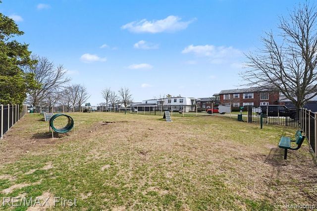 31120 Hunters Drive Drive 98, Farmington, MI 48334