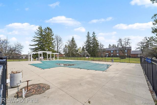 31120 Hunters Drive Drive 98, Farmington, MI 48334