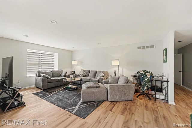 31120 Hunters Drive Drive 98, Farmington, MI 48334