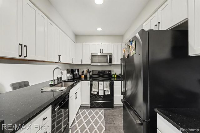 31120 Hunters Drive Drive 98, Farmington, MI 48334