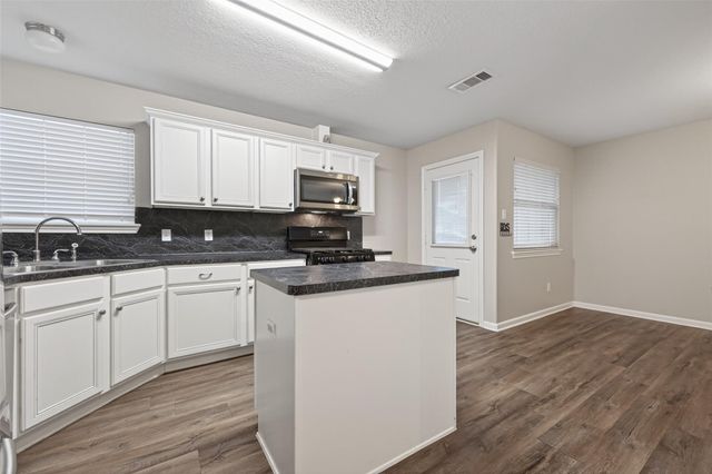 987 Oak Glen Drive, Conroe, TX 77378