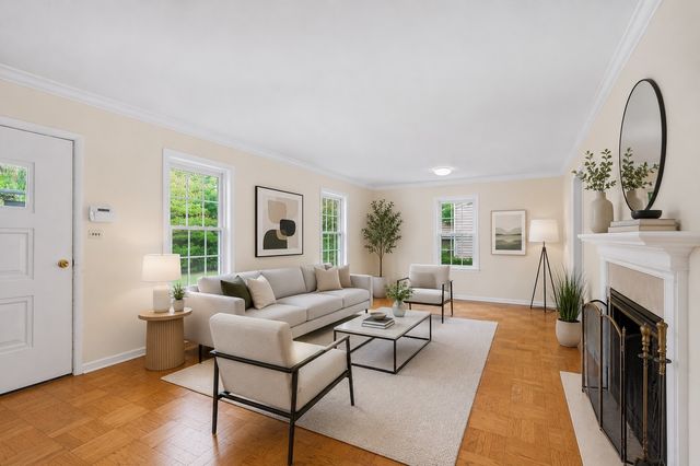 214 Washington Circle, Lake Forest, IL 60045