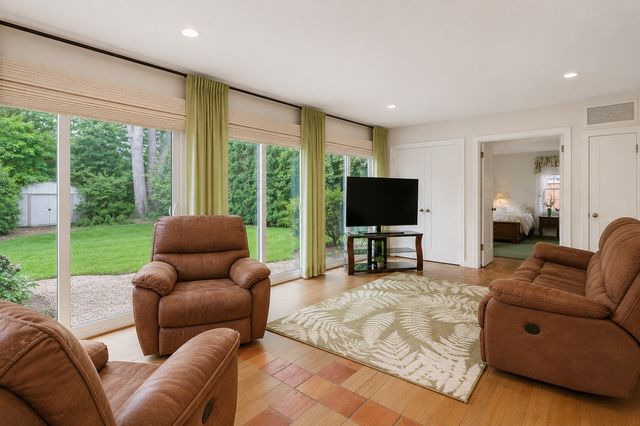 214 Washington Circle, Lake Forest, IL 60045