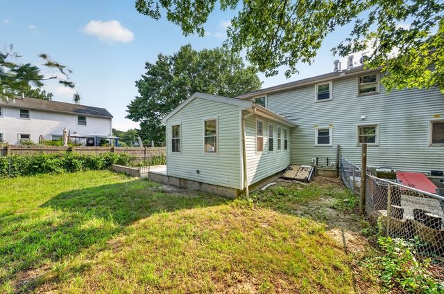 17 Pine Knoll Ln B, Taunton, MA 02780