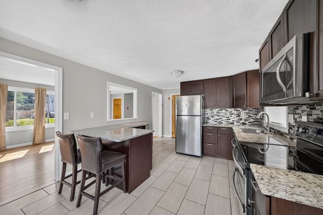 17 Pine Knoll Ln B, Taunton, MA 02780