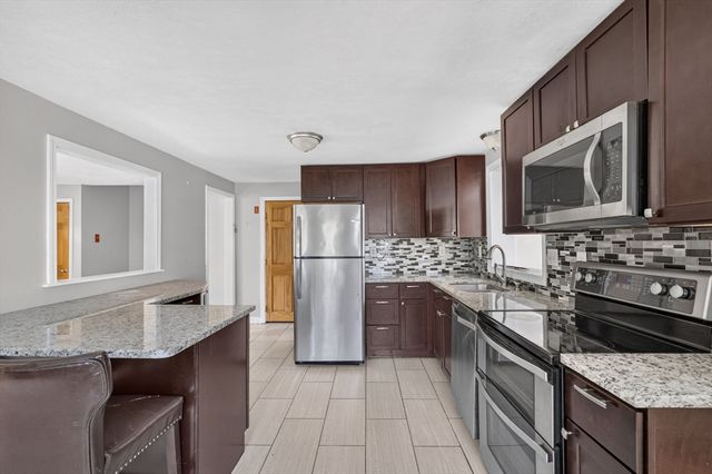 17 Pine Knoll Ln B, Taunton, MA 02780