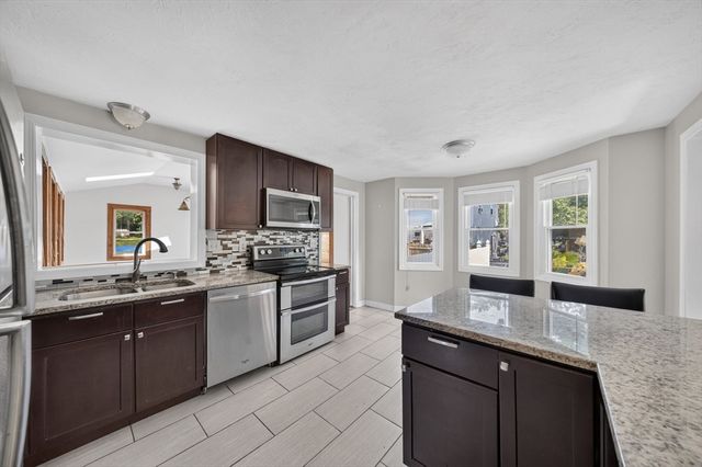 17 Pine Knoll Ln B, Taunton, MA 02780