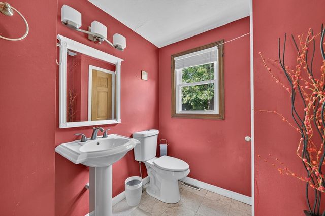 17 Pine Knoll Ln B, Taunton, MA 02780
