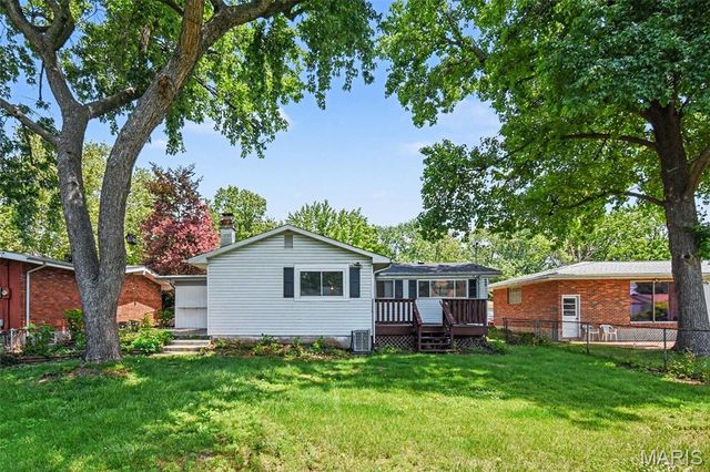 32 Queen Ann Drive, Hazelwood, MO 63042