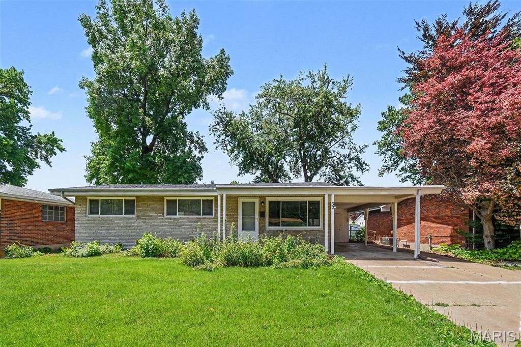 32 Queen Ann Drive, Hazelwood, MO 63042