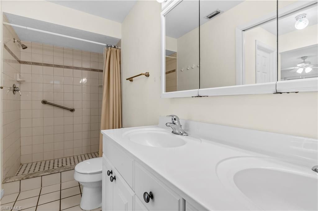 Image 12 of property listing at 403 SE 33rd TER, Cape Coral, FL 33904