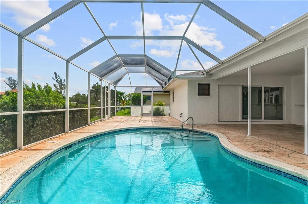 Image 22 of property listing at 403 SE 33rd TER, Cape Coral, FL 33904