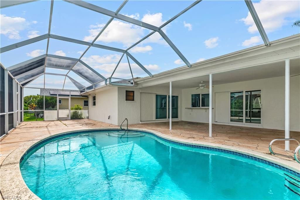 Image 24 of property listing at 403 SE 33rd TER, Cape Coral, FL 33904