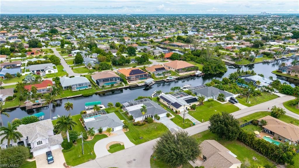 Image 30 of property listing at 403 SE 33rd TER, Cape Coral, FL 33904