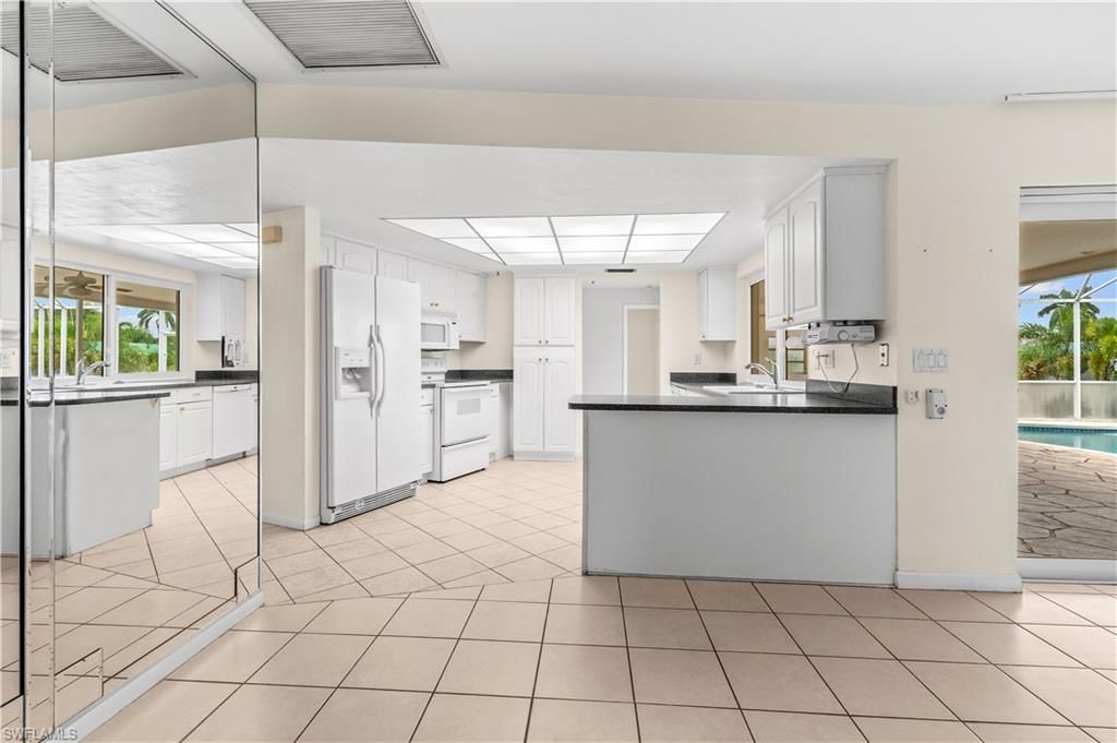 Image 6 of property listing at 403 SE 33rd TER, Cape Coral, FL 33904