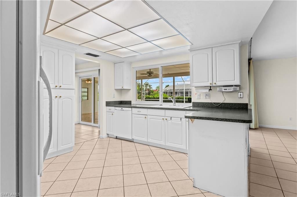 Image 7 of property listing at 403 SE 33rd TER, Cape Coral, FL 33904