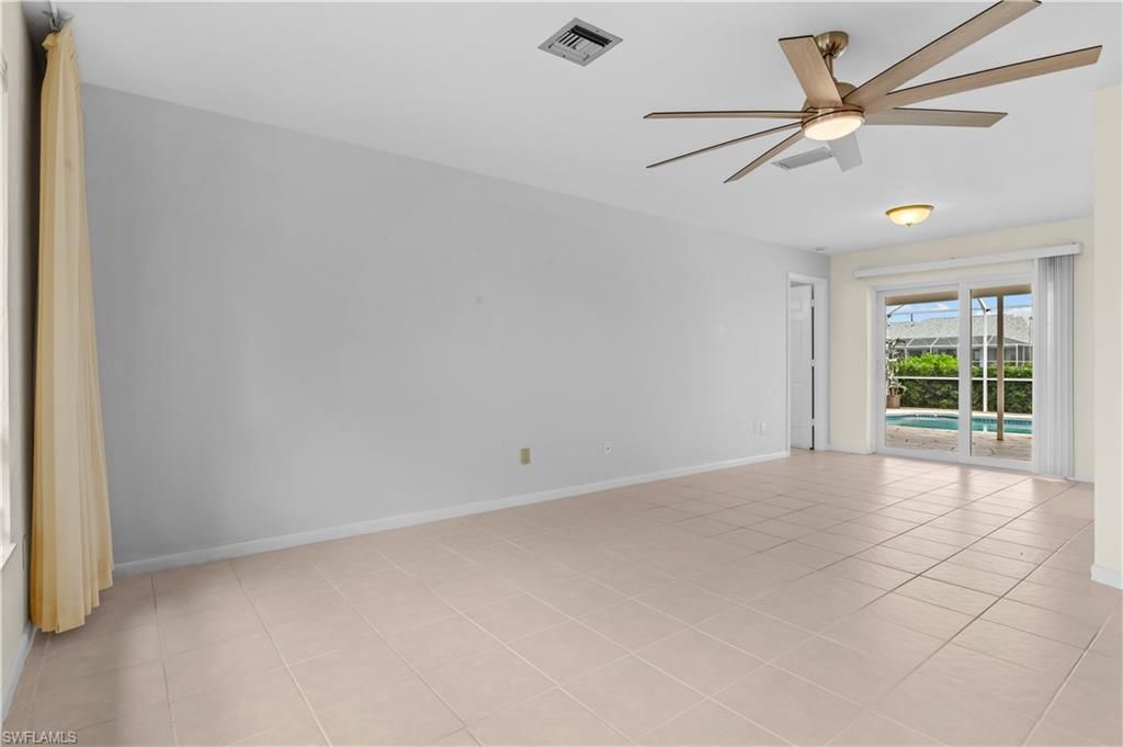 Image 8 of property listing at 403 SE 33rd TER, Cape Coral, FL 33904