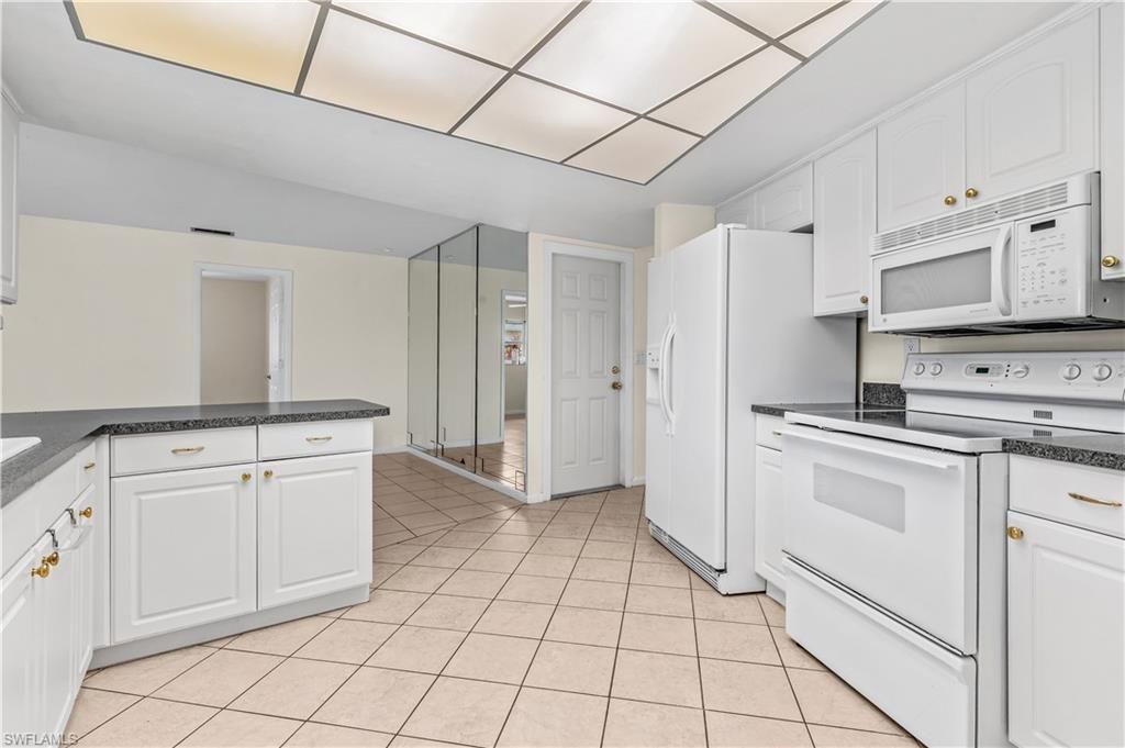 Image 9 of property listing at 403 SE 33rd TER, Cape Coral, FL 33904