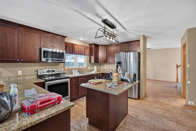 2524 E Leach Avenue, Des Moines, IA 50320