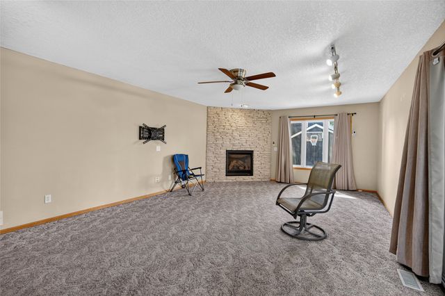 2524 E Leach Avenue, Des Moines, IA 50320