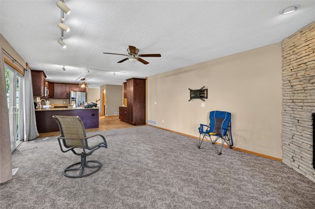 2524 E Leach Avenue, Des Moines, IA 50320