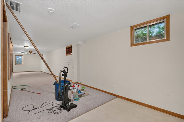 2524 E Leach Avenue, Des Moines, IA 50320