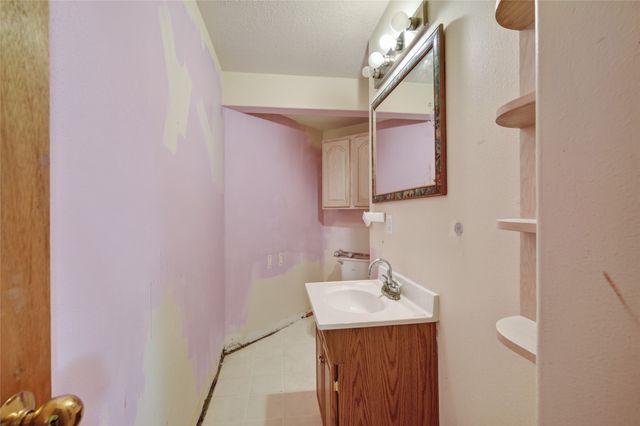 2524 E Leach Avenue, Des Moines, IA 50320