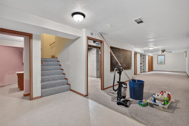 2524 E Leach Avenue, Des Moines, IA 50320